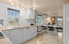 Køleskab, kogeplade, opvaskemaskine, kaffe-/temaskine