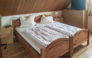 2 bedrooms, travel crib, free WiFi, bed sheets