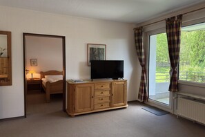 1 bedroom, travel crib