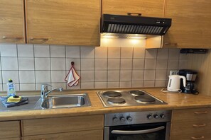 Køleskab, mikrobølgeovn, ovn, kogeplade