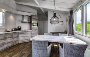 Réfrigérateur, micro-ondes, plaque de cuisson, lave-vaisselle