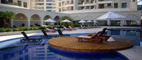 Innendørsbasseng og utendørsbasseng