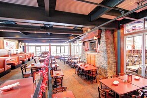 Dining - COZY MASTHOPE COTTAGE ATOP SKI BIG BEAR MT & LAKE IN THE POCONOS. (Lackawaxen)