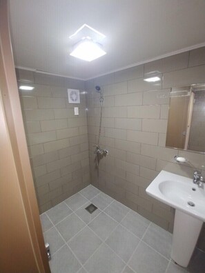 Kamar (Women Only) | Kamar mandi | Shower, handuk, sabun, dan sampo