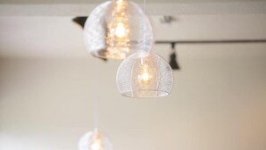 Two spherical pendant lights with a woven design, hanging from a ceiling. - Jeju Eoeumbungyo 1963 Guesthouse (Jeju City)