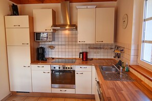 Fridge, microwave, oven, stovetop - Reihenhaus Dünenwaldhaus in Trassenheide (Trassenheide)