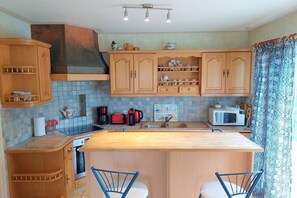 Kjøleskap, mikrobølgeovn, ovn og kokeplater