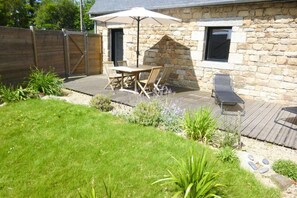 Outdoor dining - Stone House in Brittany near Sandy Beaches (Ploumilliau)