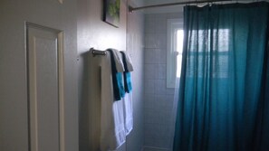 Combined shower/tub, hair dryer, towels, soap - The Country Life - house (Markham)