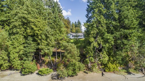 Cozy Water Front with Puget Sound Bay View in your Backyard