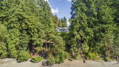 Cozy Water Front with Puget Sound Bay View in your Backyard