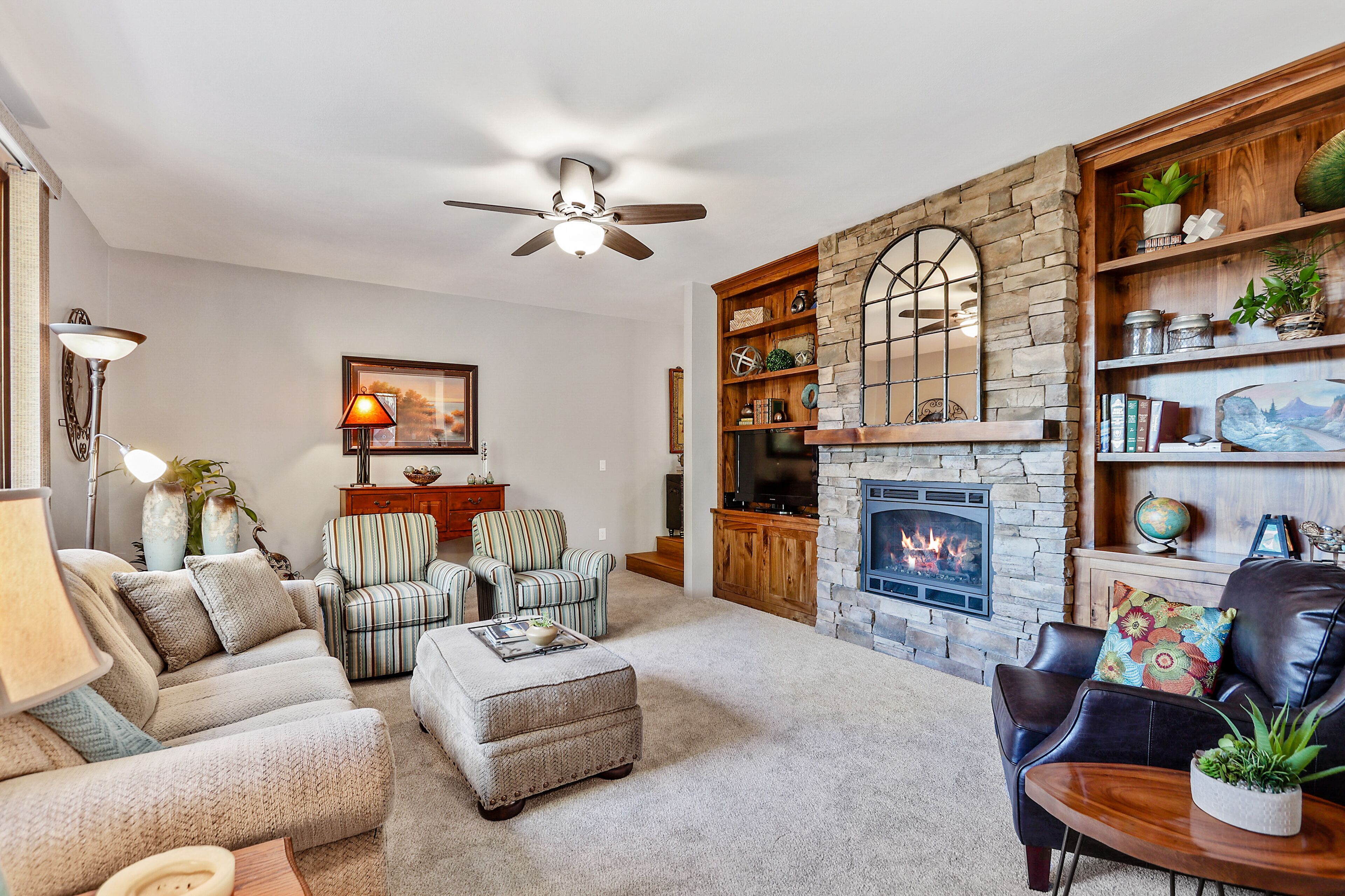 Lovely Home w/Private Dry Sauna, Fireplace, Free WiFi - Close to Skiing