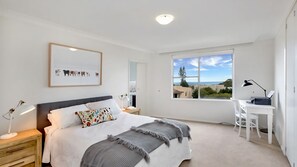 3 bedrooms, desk, iron/ironing board, free WiFi