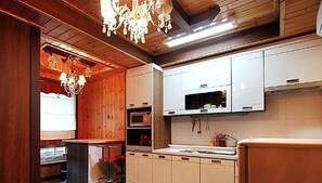 客房 (102 103) | 私人简易厨房 | 冰箱、微波炉、炉灶、电热水壶