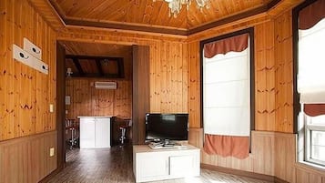 客房 (101 105) | 起居区 | 平板电视