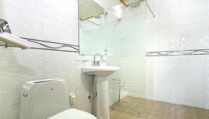 Room (201 203) | Bathroom | Shower, free toiletries, hair dryer, towels - Beach Terrace Pension Taean (Taean)