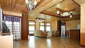 Room (202) | Living area | Flat-screen TV