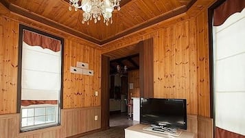 客房 (101 105) | 起居区 | 平板电视
