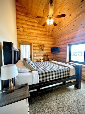 5 bedrooms, desk, iron/ironing board, travel cot