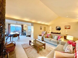 TV, fireplace, Netflix, DVD player - Rocky Mountain Cottage | Weatherboard Home, 3 Bedroom, 2 Bathroom, Spa Bath, Central Heating, Fireplace, Deck, Accessible (Blackheath)