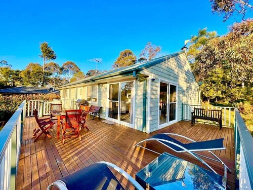 Rocky Mountain Cottage | Weatherboard Home, 3 Bedroom, 2 Bathroom, Spa Bath, Central Heating, Fireplace, Deck, Accessible