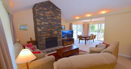 Rocky Mountain Cottage - Weatherboard Home, 3 Bedroom, 2 Bathroom, Spa Bath, Open Fireplace, Deck, Accessible