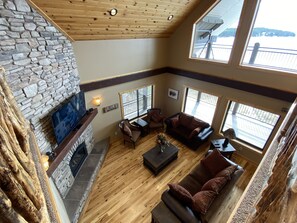 Smart TV, caminetto, tavolo da ping pong