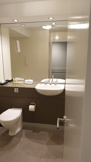 Shower, free toiletries, towels, soap - Melbourne Kew Central Apartment Hotel (Kew)