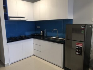 Réfrigérateur, bouilloire électrique