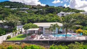 A modern house with a pool, surrounded by lush greenery and hills. - Villa SEA VIEW, 5' from Grand Case Beach, private pool, huge privacy (saint martin)