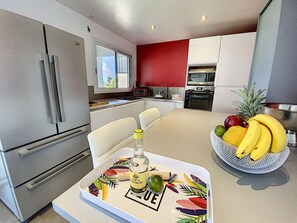Fridge, microwave, oven, stovetop - Villa SEA VIEW, 5' from Grand Case Beach, private pool, huge privacy (saint martin)