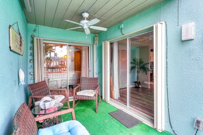 Terrace/patio - Waterfront condo w/ a shared pool, dock, & great views - close to beaches (Corpus Christi)