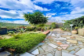 Property grounds - Holiday Home in Sicily with Pool & Etna Views (Francavilla di Sicilia)