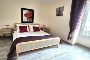 2 bedrooms, travel cot, free WiFi