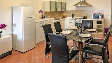 Geladeira, fogão, cooktop, lava-louças