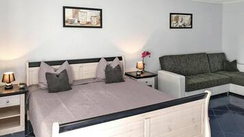 3 bedrooms, travel cot, free WiFi, bed sheets