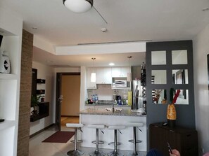 Een koelkast, een magnetron, een oven, een kookplaat