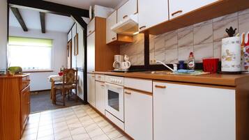 Kühlschrank, Ofen, Herdplatte, Wasserkocher mit Kaffee-/Teezubehör