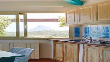 Fridge, stovetop, coffee/tea maker, freezer