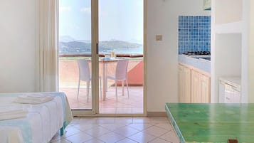 Travel cot, free WiFi