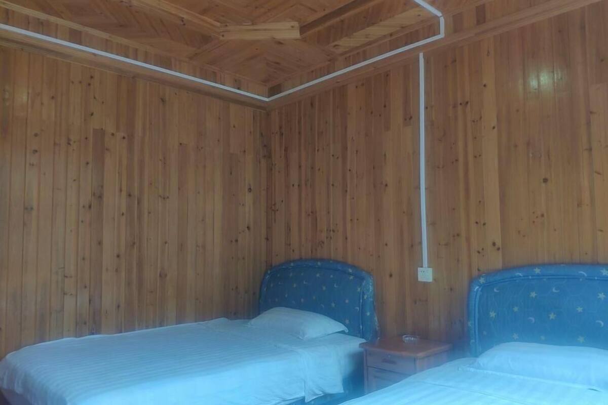 Twin Room | WiFi (free), bed sheets