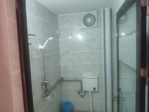 Shower, hair dryer, slippers, towels - Natural Lodge Homestay (Guilin)