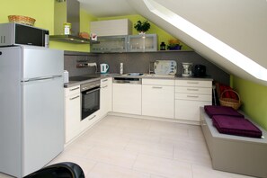 Réfrigérateur, micro-ondes, four, plaque de cuisson