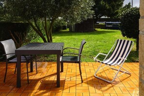 Outdoor dining - Holiday Home near Gulf of Morbihan Beach (Damgan)