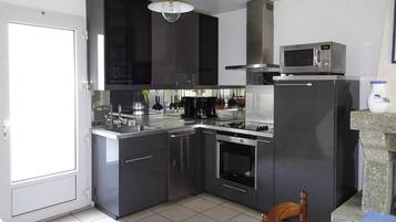 Een koelkast, een microgolfoven, een oven, een kookplaat