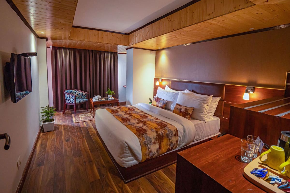 Roupas de cama premium, escrivaninha, espaço de trabalho para notebook