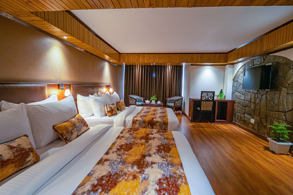 Peralatan tempat tidur premium, meja, ruang kerja komputer riba