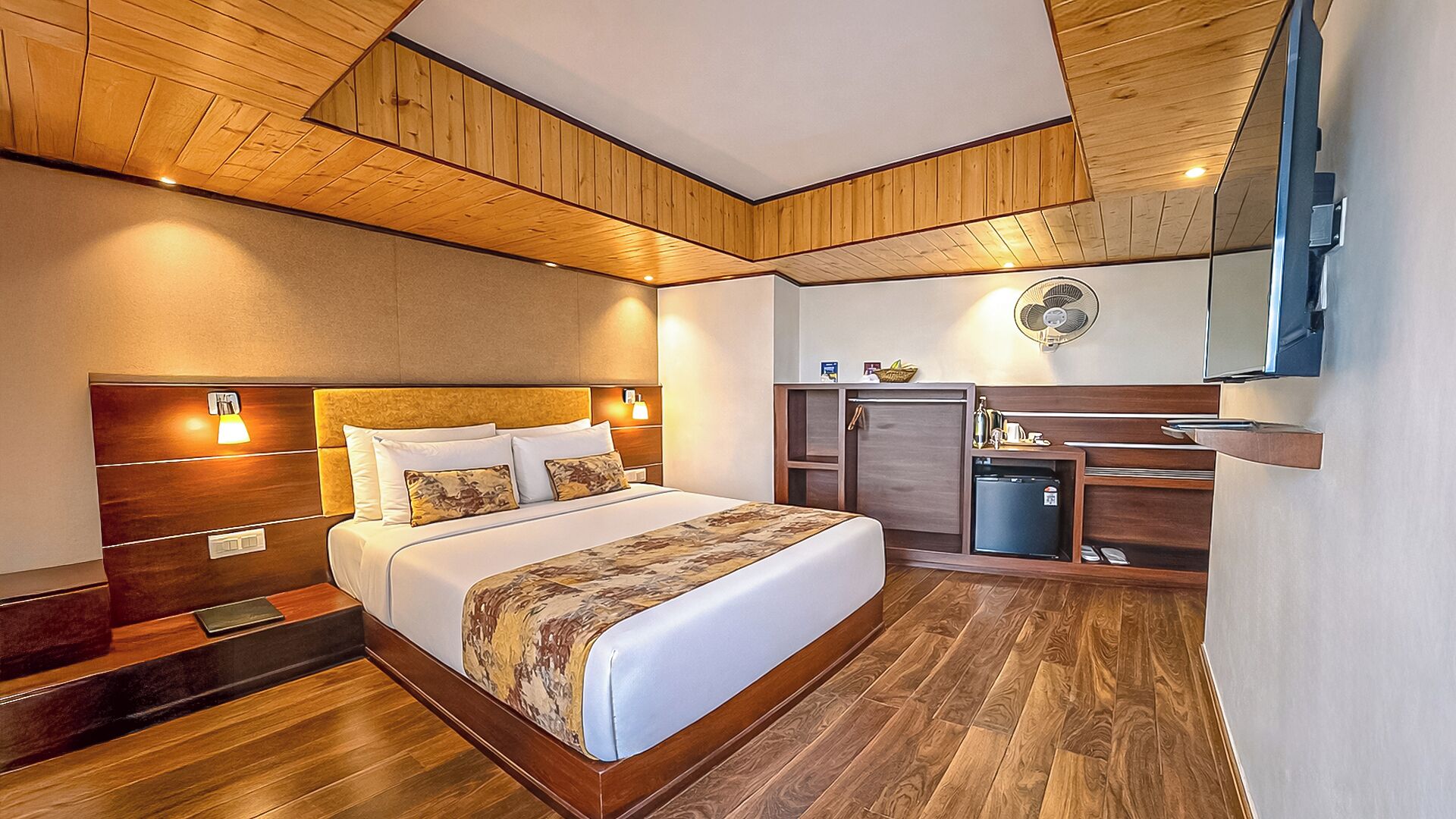 プレミアム ダブルルーム バレービュー | 高級寝具、デスク、ノートパソコン用作業スペース、遮光カーテン