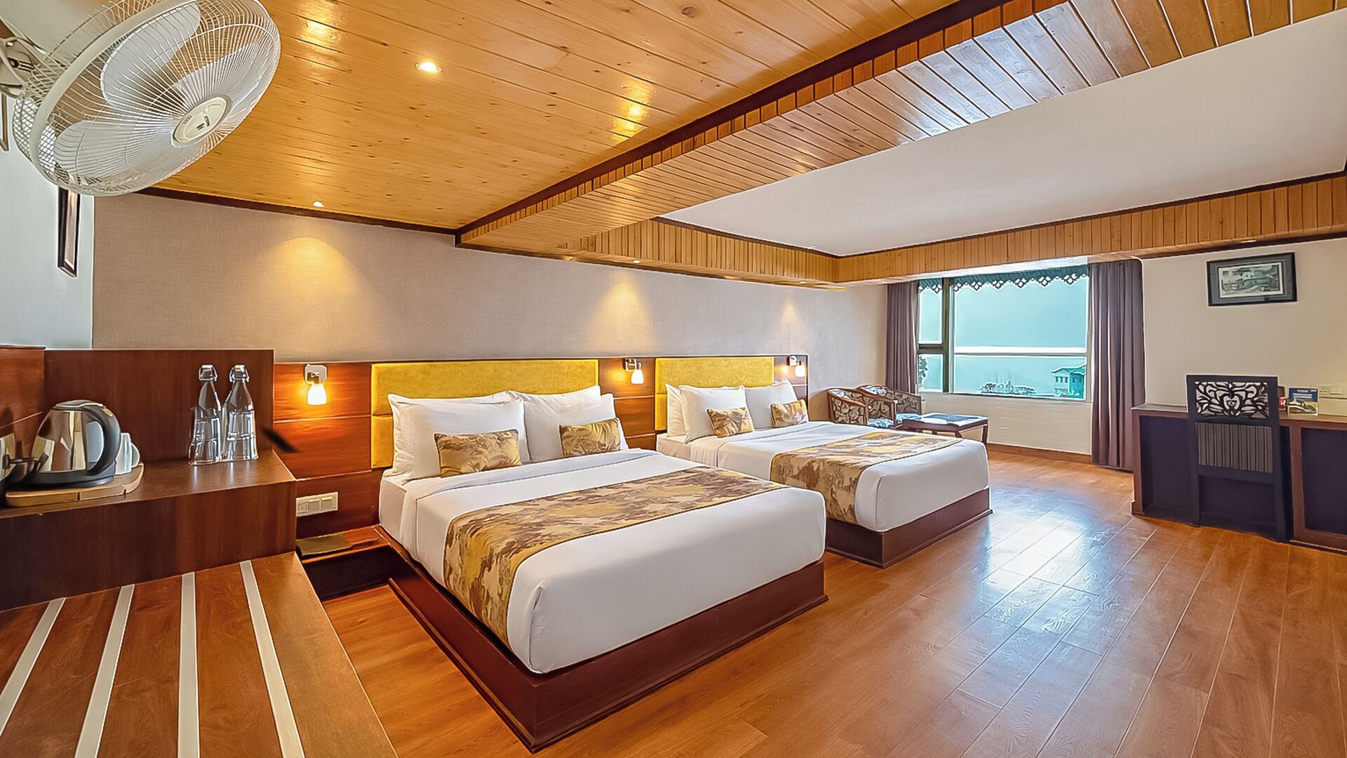 ห้องพรีเมียมสำหรับสี่ท่าน | เครื่องนอนระดับพรีเมียม, โต๊ะทำงาน, พื้นที่ทำงานแบบใช้แล็ปท็อป