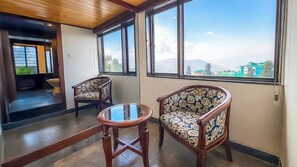 Quarto casal premium, vista para o vale | Roupas de cama premium, escrivaninha, espaço de trabalho para notebook